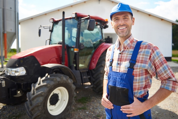 Photo gratuite jeune agriculteur s'occupant de son entreprise