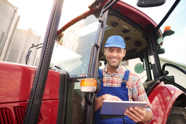 Jeune agriculteur s'occupant de son entreprise