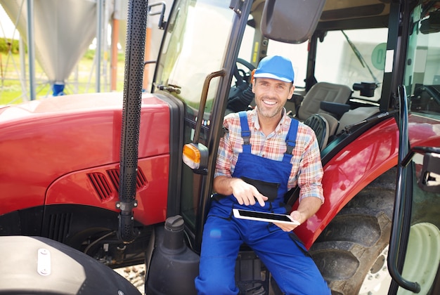 Jeune agriculteur s'occupant de son entreprise