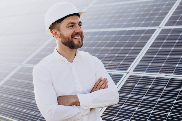 Jeune Architecte Debout Près De Panneaux Solaires