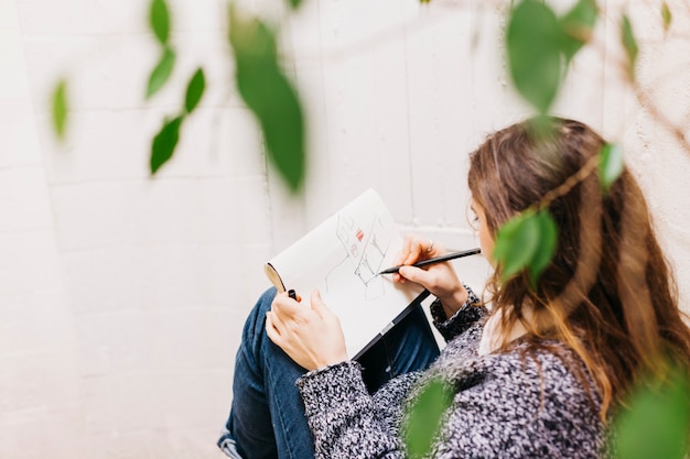 Photo gratuite jeune artiste faisant de beaux croquis