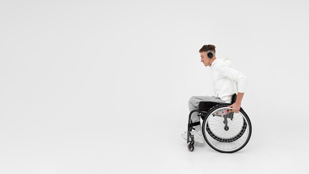 Photo gratuite jeune athlète handicapé en fauteuil roulant