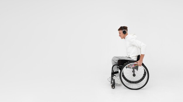 Jeune athlète handicapé en fauteuil roulant