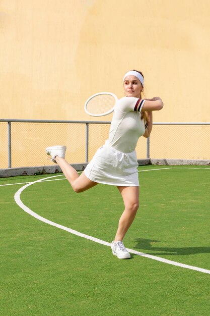 Jeune athlète de tennis jouant