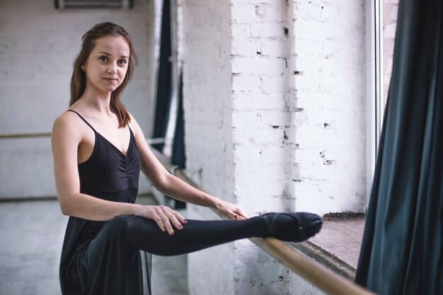 Jeune ballerine près de la barre