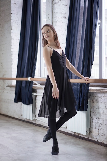 Jeune ballerine près de la barre