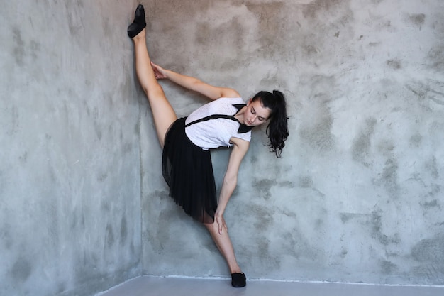 Jeune ballerine qui s'étend