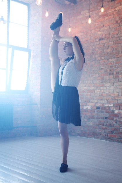 Jeune ballerine qui s'étend