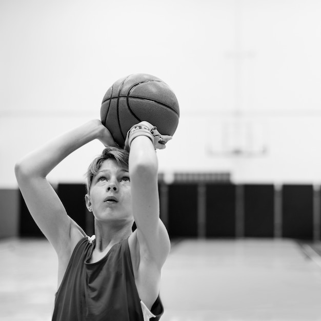 Jeune basketteur tire