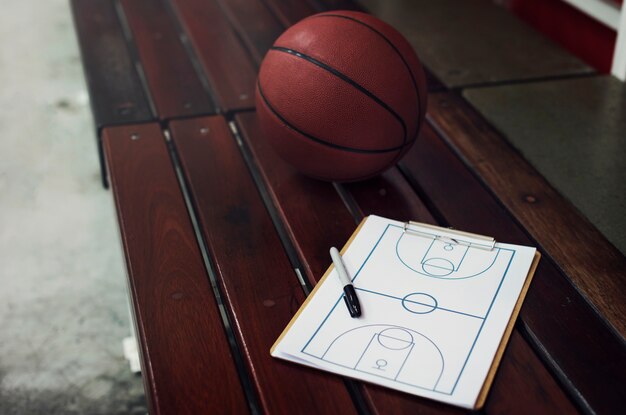 Jeune basketteur tire