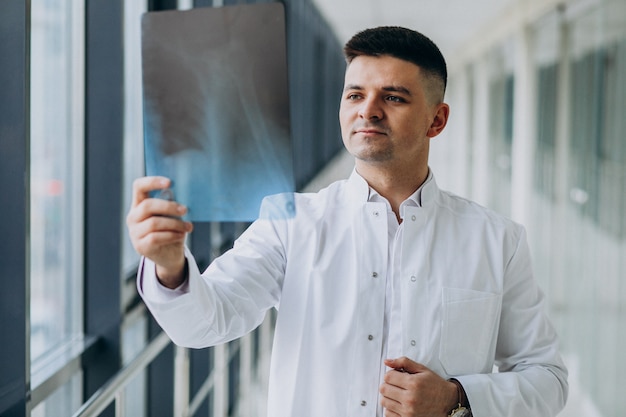 Jeune, beau, chirurgien, regarder radiographie