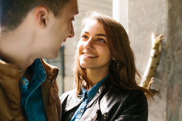 Jeune beau couple amoureux