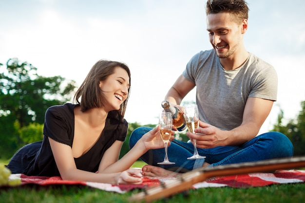 Jeune beau couple au repos au parc