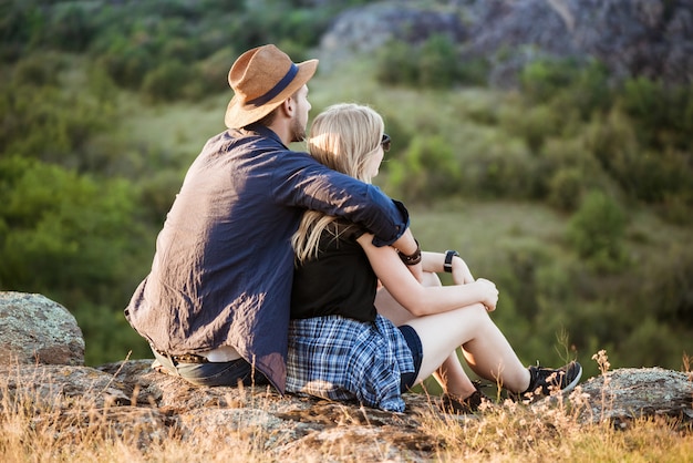 Jeune beau couple au repos, profitant de la vue dans le canyon