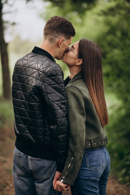 Jeune beau couple dans les bois ensemble