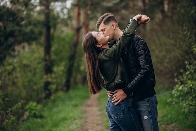 Jeune beau couple dans les bois ensemble