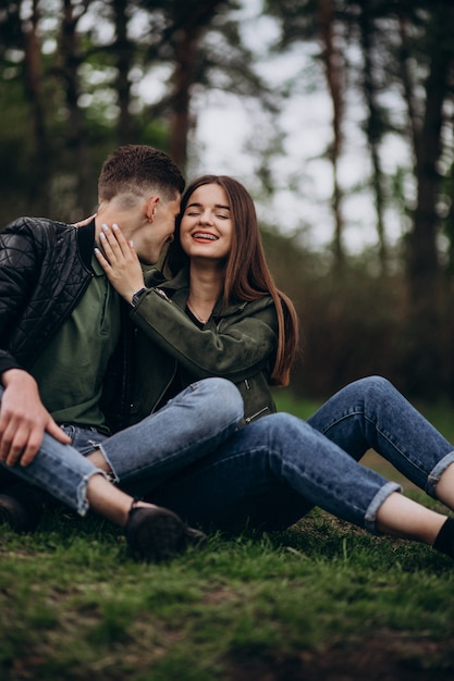 Jeune beau couple dans les bois ensemble