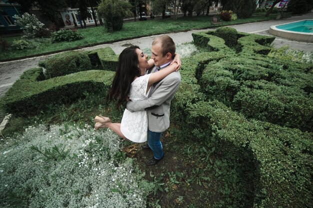 Jeune et beau couple européen s'amusant sur le fond de la ville