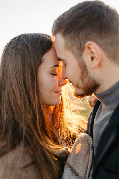 Jeune et beau couple marchant à l'extérieur par une journée ensoleillée