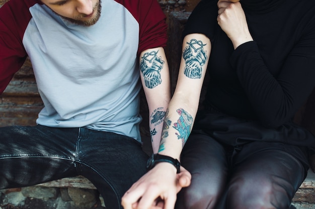 Jeune beau couple posant sur un vieux bâtiment