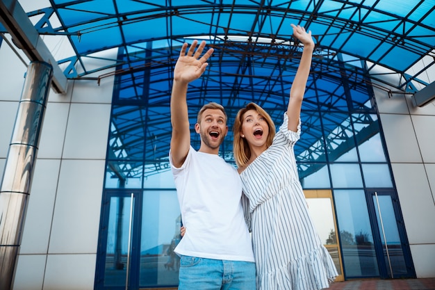 Jeune beau couple souriant, embrassant, se promenant dans la ville.