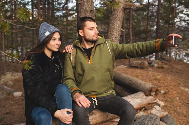 Jeune beau hipster homme et femme amoureuse voyageant ensemble dans la nature sauvage