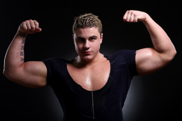 Jeune et beau homme musclé