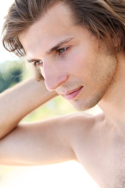 Jeune et beau mec sur la plage