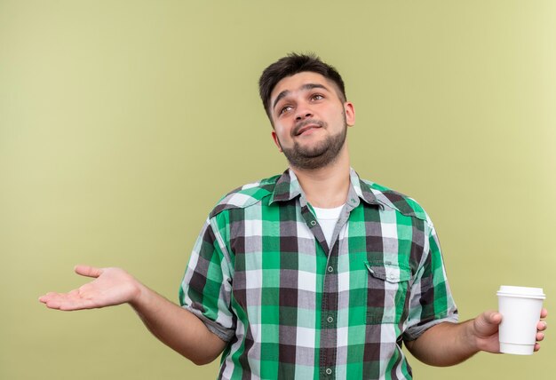 Jeune beau mec portant une chemise à carreaux