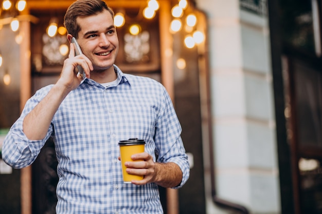 Jeune Bel Homme, Boire Du Café à L'extérieur