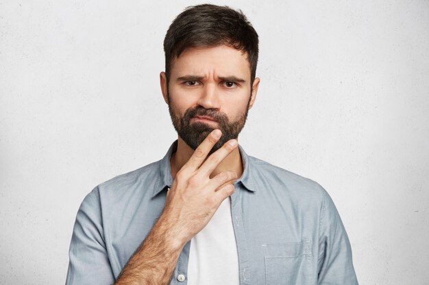 Jeune bel homme avec chemise bleue