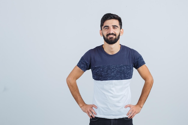 Jeune bel homme dans un t-shirt décontracté