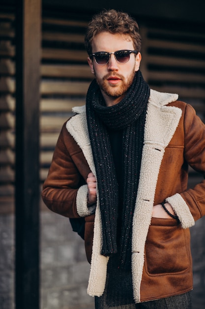 Jeune bel homme dans une tenue de rue