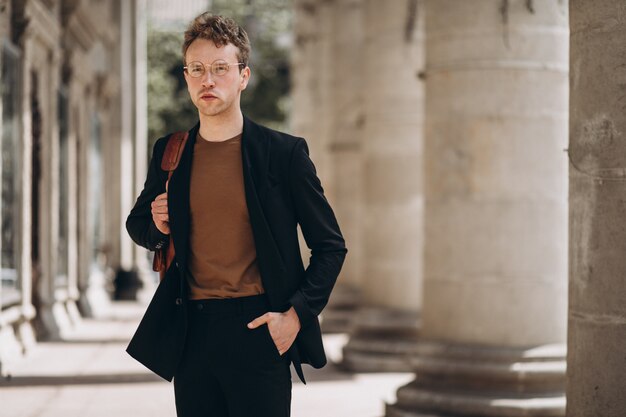 Jeune bel homme à lunettes