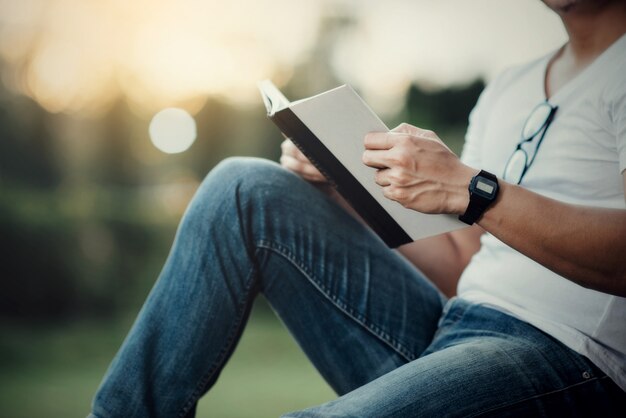 Jeune bel homme reposant sur l&#39;herbe verte