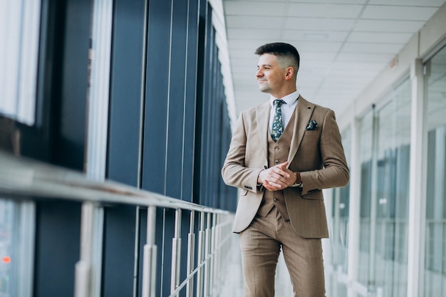 Jeune bel homme seul au bureau