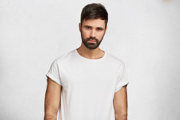 Jeune bel homme avec T-shirt blanc