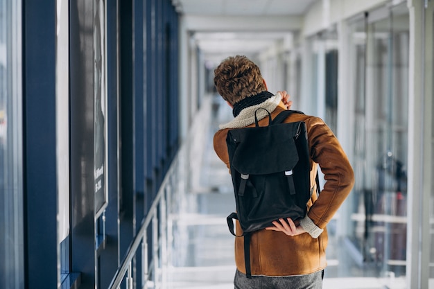 Jeune bel homme voyageant avec sac