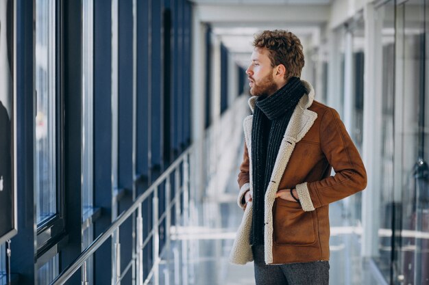 Jeune bel homme voyageant avec sac