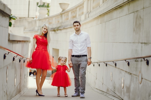 jeune belle famille se promener dans la ville avec sa fille