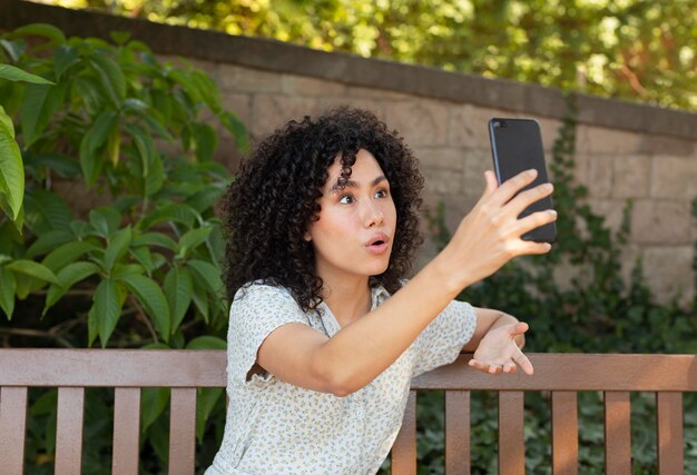 Jeune et belle femme ayant une réunion en ligne