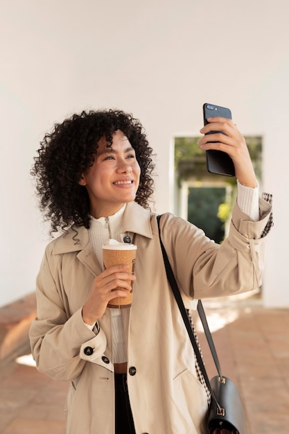 Jeune et belle femme ayant une réunion en ligne