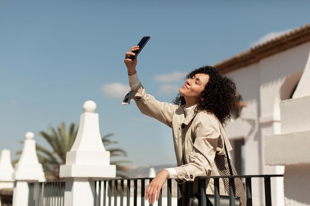 Jeune et belle femme ayant une réunion en ligne