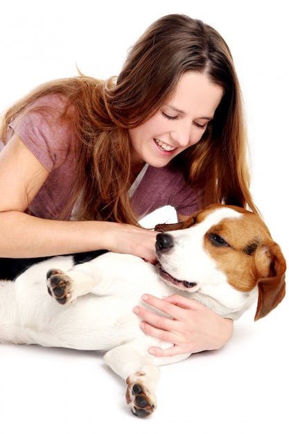 Jeune et belle femme avec chien