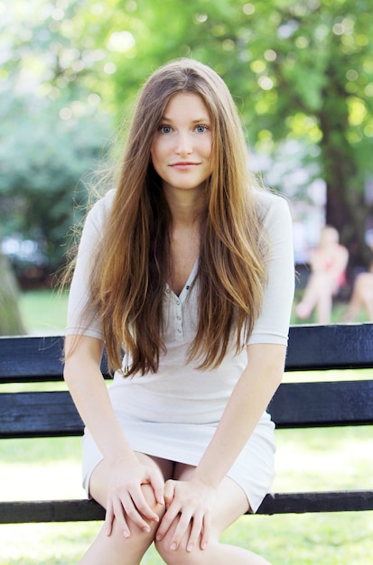 Jeune et belle femme dans le parc