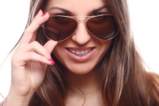 Jeune et belle femme à lunettes de soleil