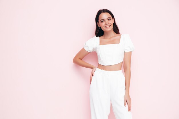 Jeune belle femme souriante dans des vêtements d'été à la mode Sexy femme insouciante qui pose en studio Modèle positif s'amusant à l'intérieur