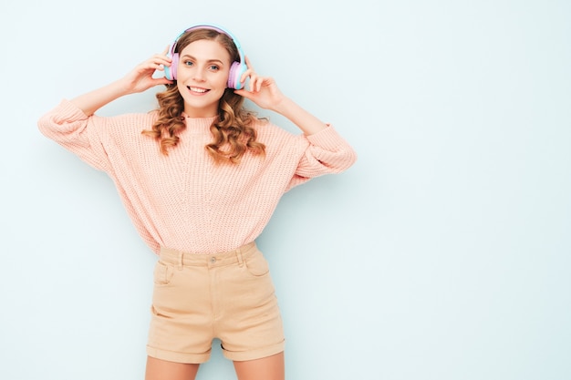 Photo gratuite jeune belle femme souriante dans des vêtements d'été à la mode