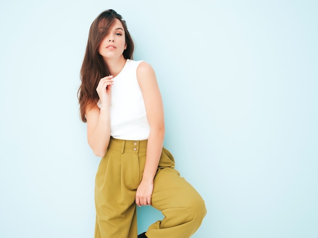 Jeune belle femme souriante dans des vêtements d'été à la mode