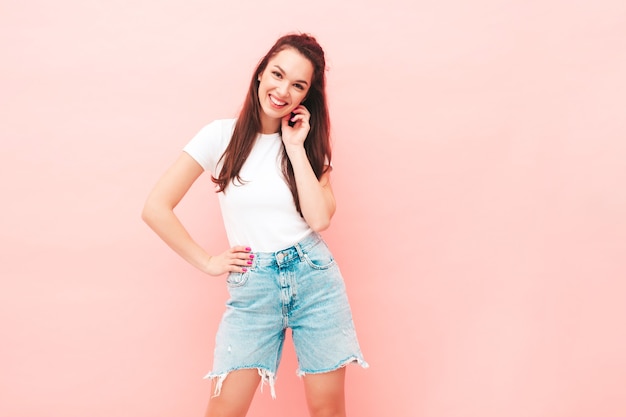 Jeune belle femme souriante dans des vêtements hipster d'été à la mode